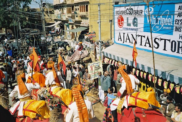 The Jaisalmer desrt festival starts with a parade through the streets of Jaisalmer