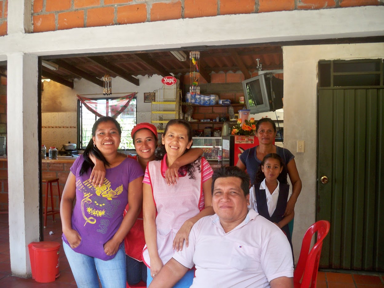 A chatty family in Colombia somewhere between Villa Rica and Popayan