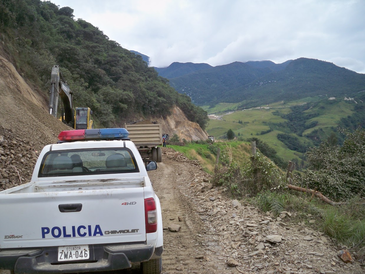 A small traffic jam on a dirt road in Ecudaor