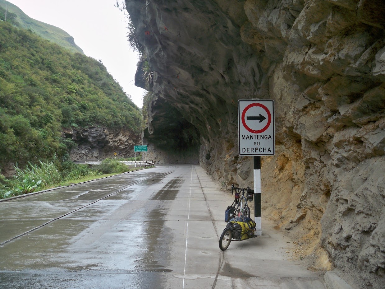 Bicycle and touring trailer in Peru