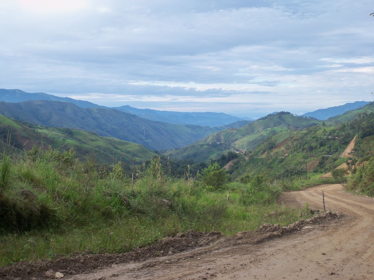 Cycling on a dirt road again in Ecuador