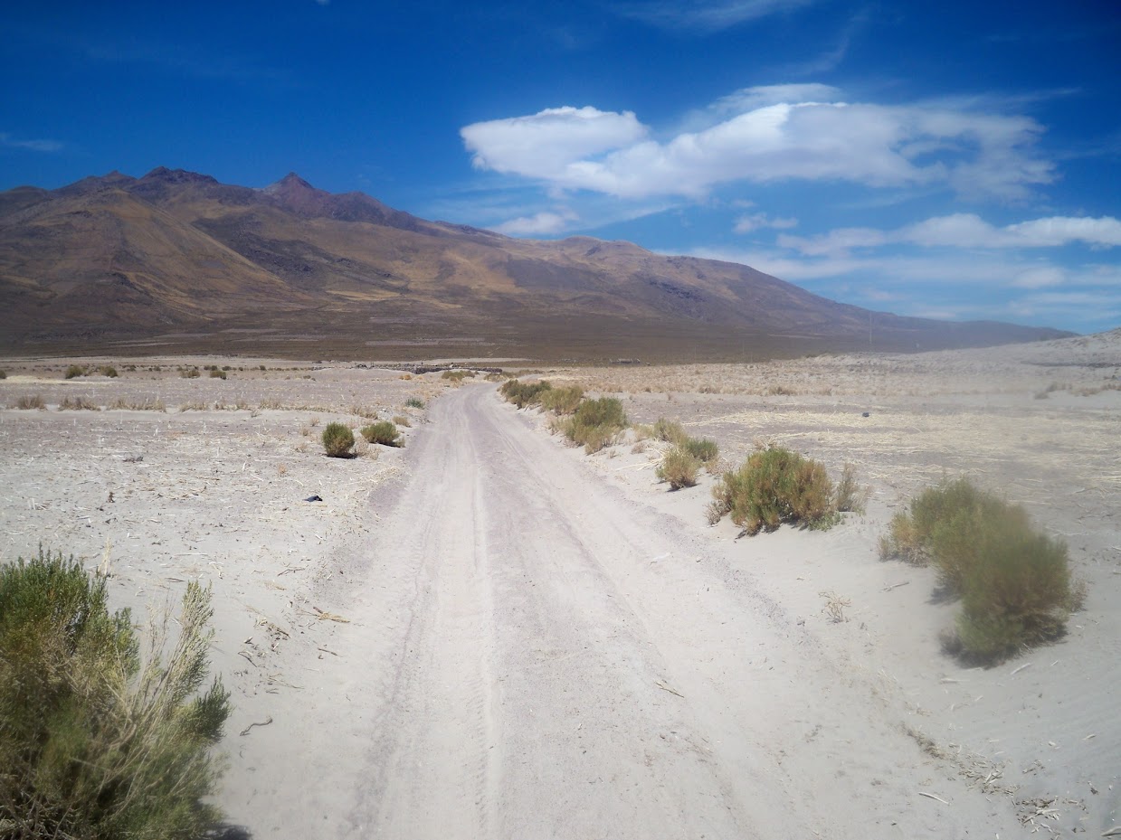sandy tracks to cycle in bolivia