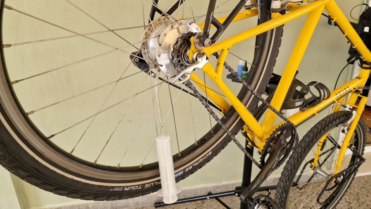 Draining the Rohloff speedhub of oil