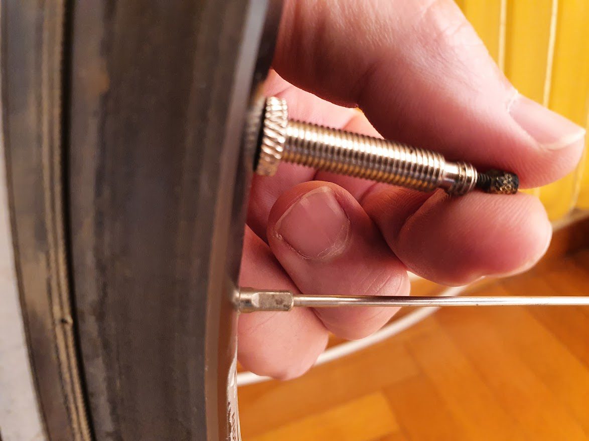 Presta valve in the closed position. Explaining the difference between presta valves and schrader valves