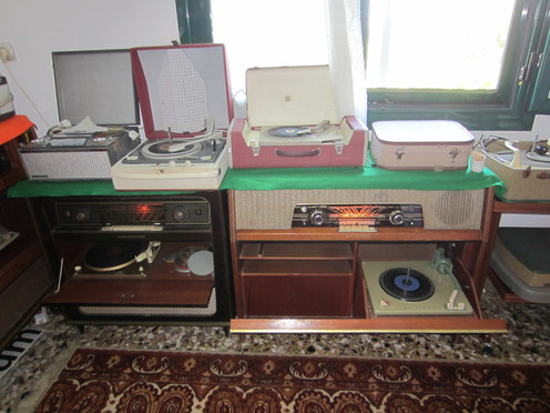 Old gramophones and radios which were all in perfect working order.