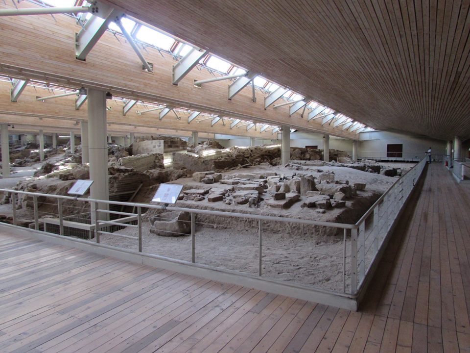 Visit Akrotiri during 3 days in Santorini