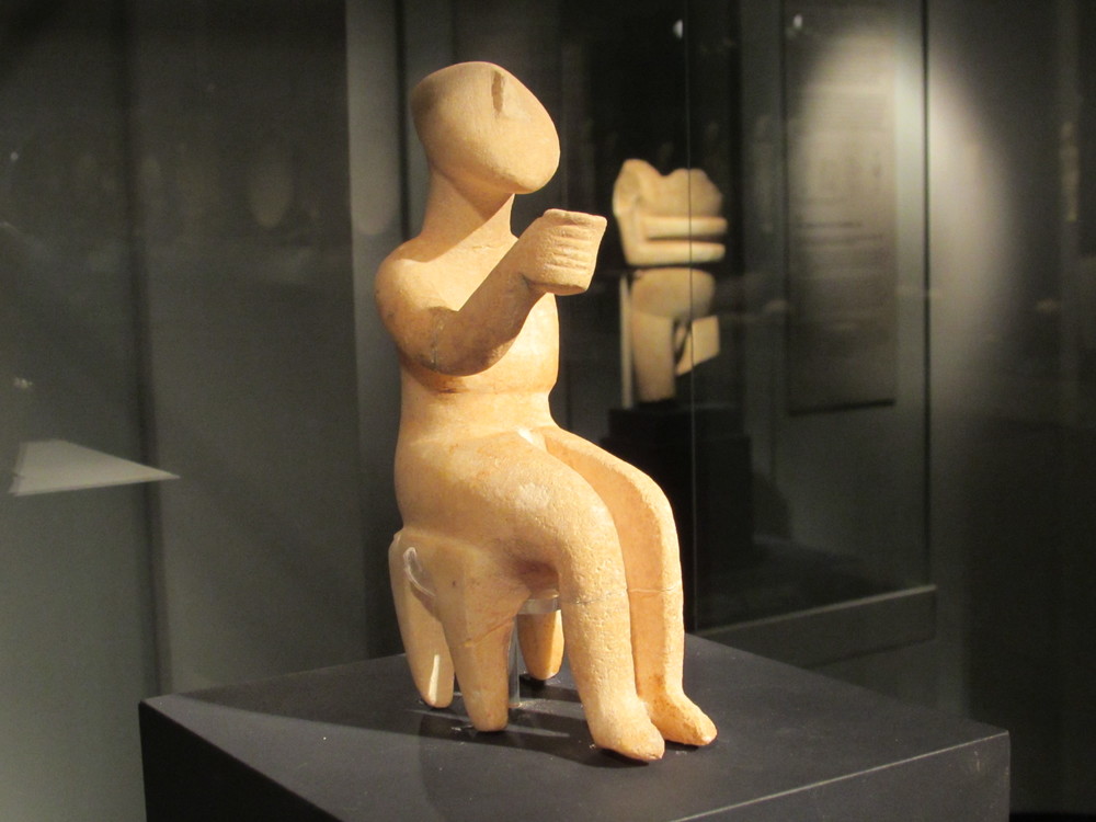 Small Cycladic Art figurine raising cup