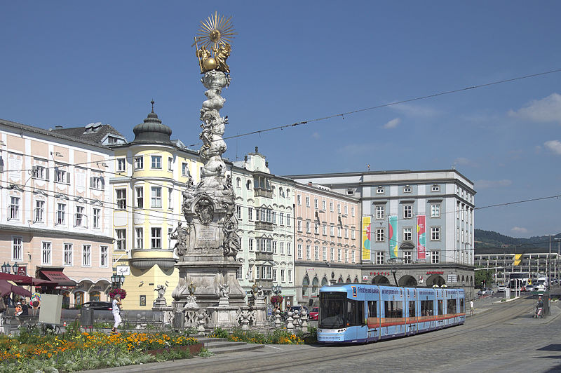 Cycling along the Danube from Passau, you will soon reach the Austrian city of Linz.