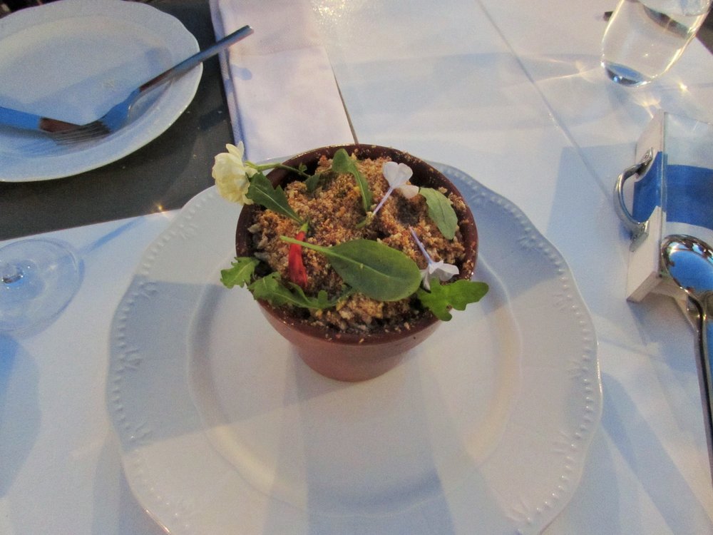 Greek salad in a plant pot in Patmos - Finding the best restaurant in Patmos