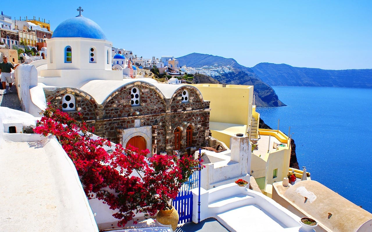 Visiting Santorini is soemthing everyone should add to their bucket list! Here's a look at the best months to visit.