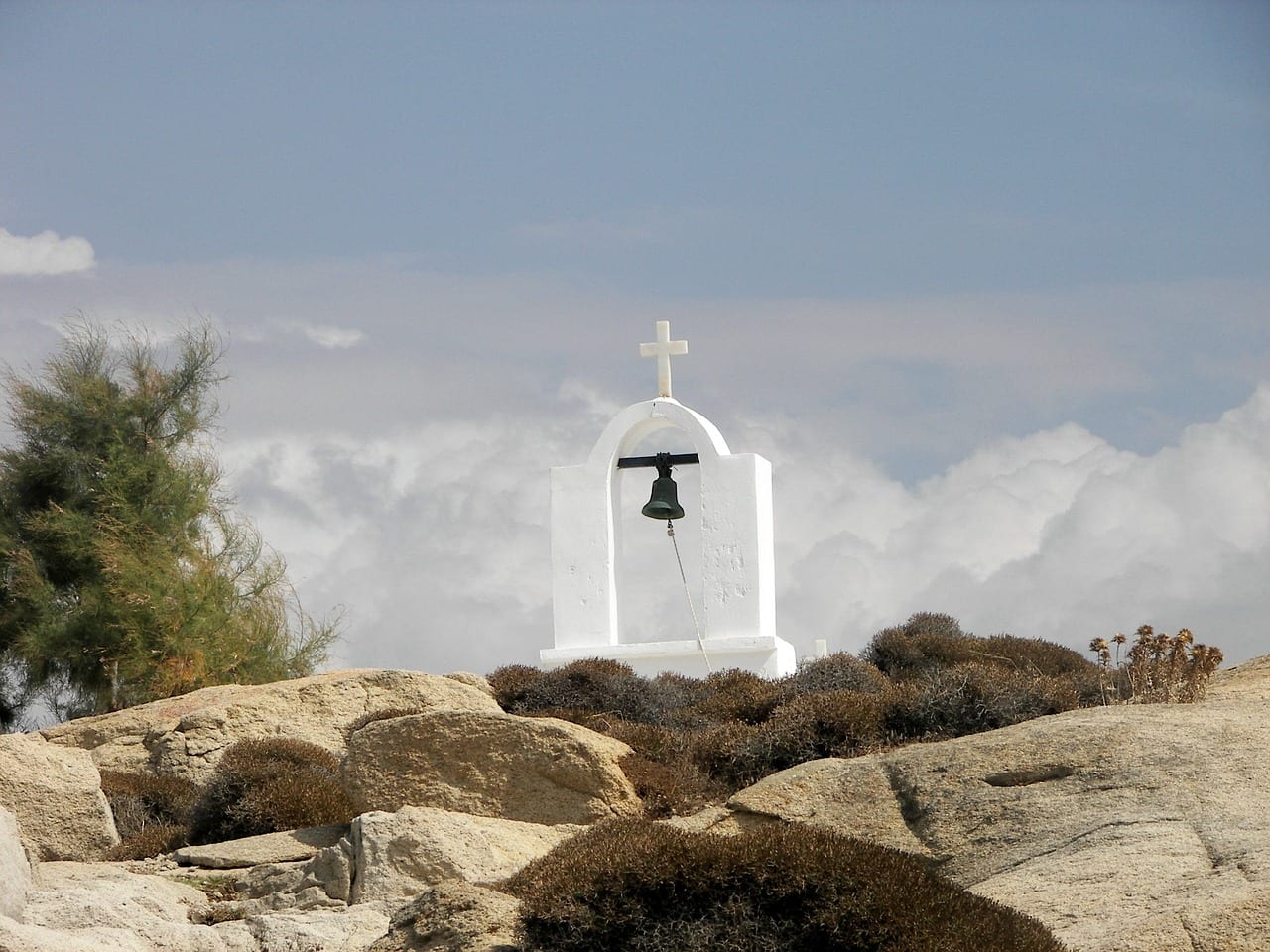 This Naxos travel blog helps you to fins the balance between good weather and quieter months in order to find the best time to visit this Greek island.