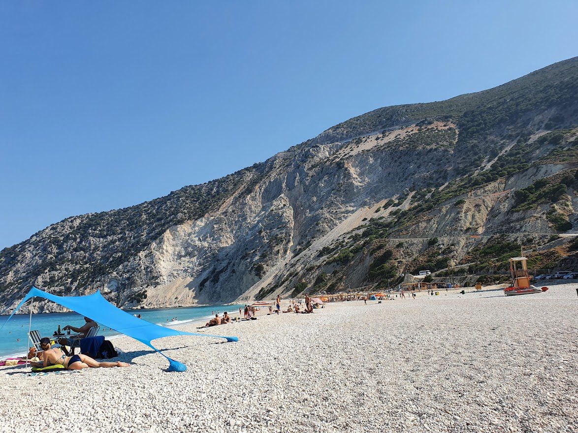 Creating a shaded place on Mirtos beach in Kefalonia