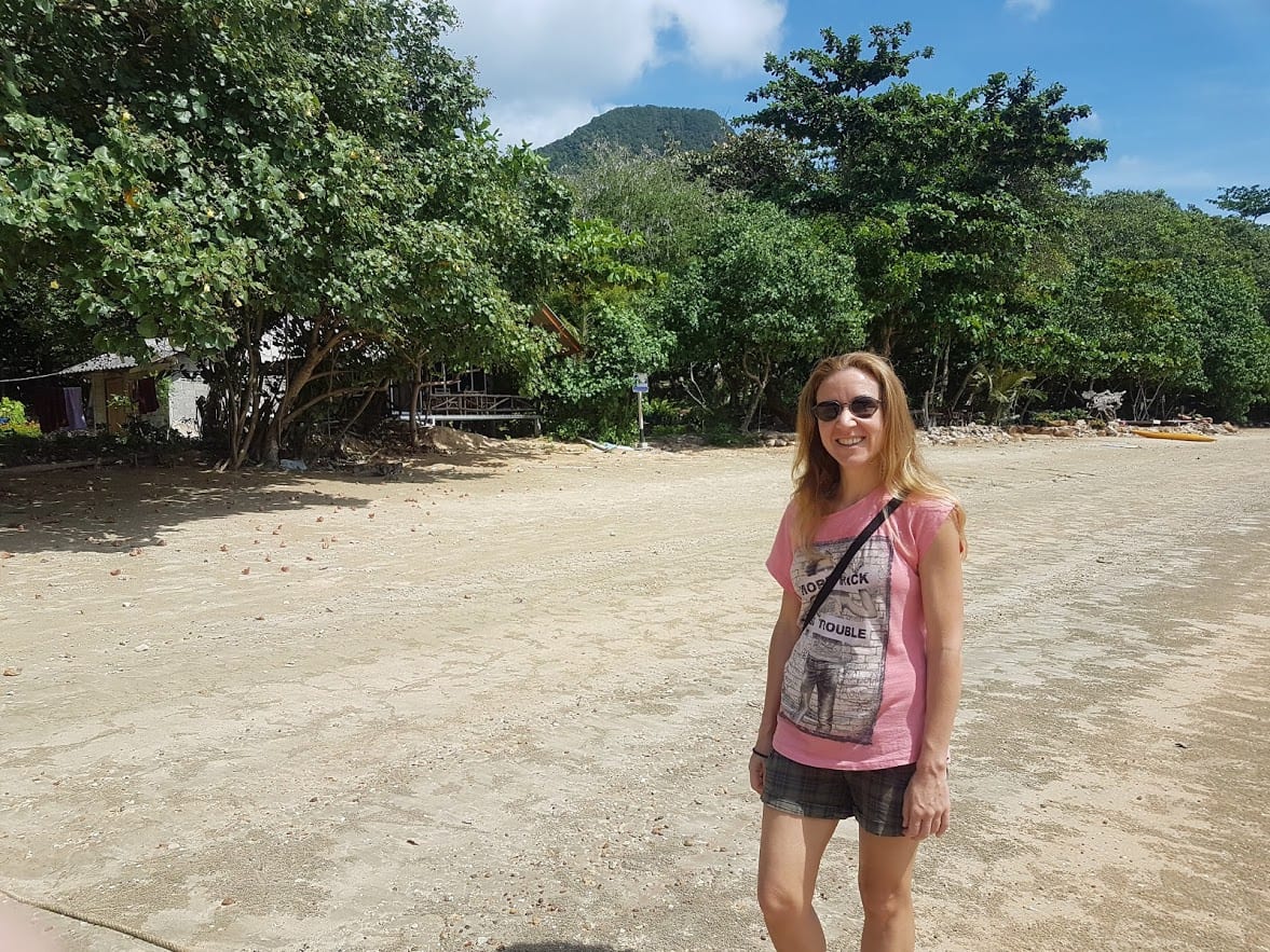 Koh Jum beach guide with Nessy on the beach