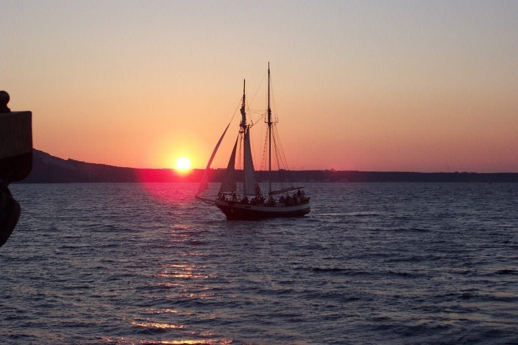 A guide to the best sailing tours in Santorini, Greece