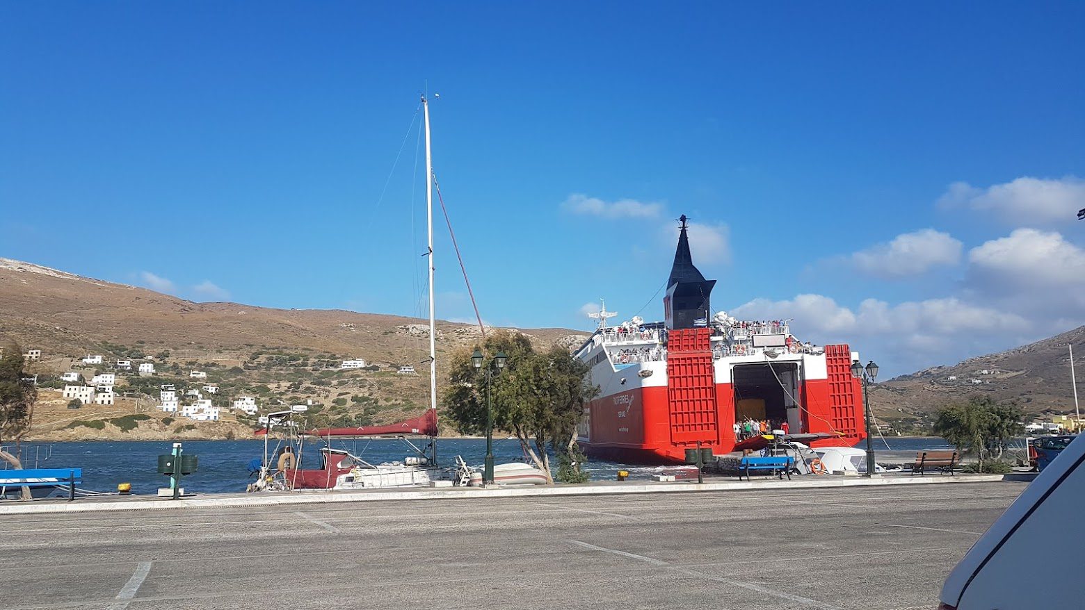 Fast Ferries sails from Rafina to Andros in the summer