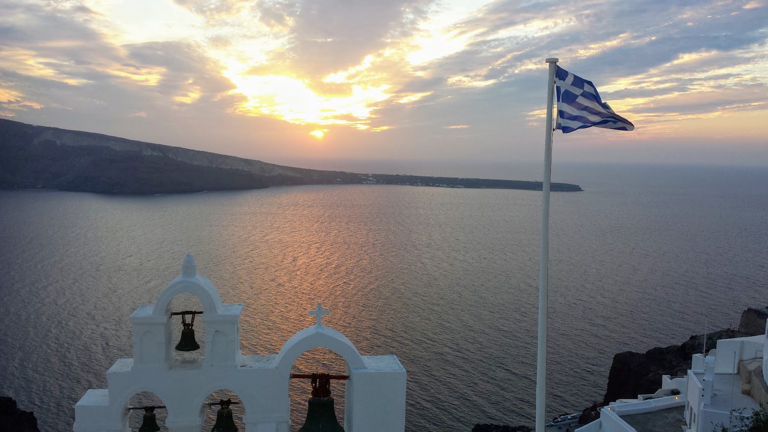 The November Santorini weather is generally good, with clearer less hazy skies than summer, meaning that sunset photos are better!