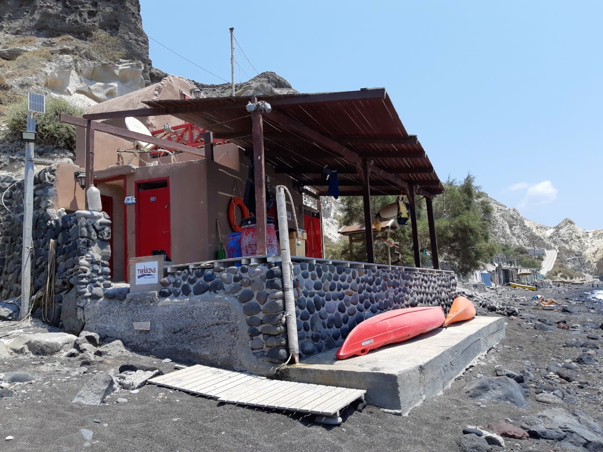 Taking a kayaking trip from Mesa Pigadia in Santorini