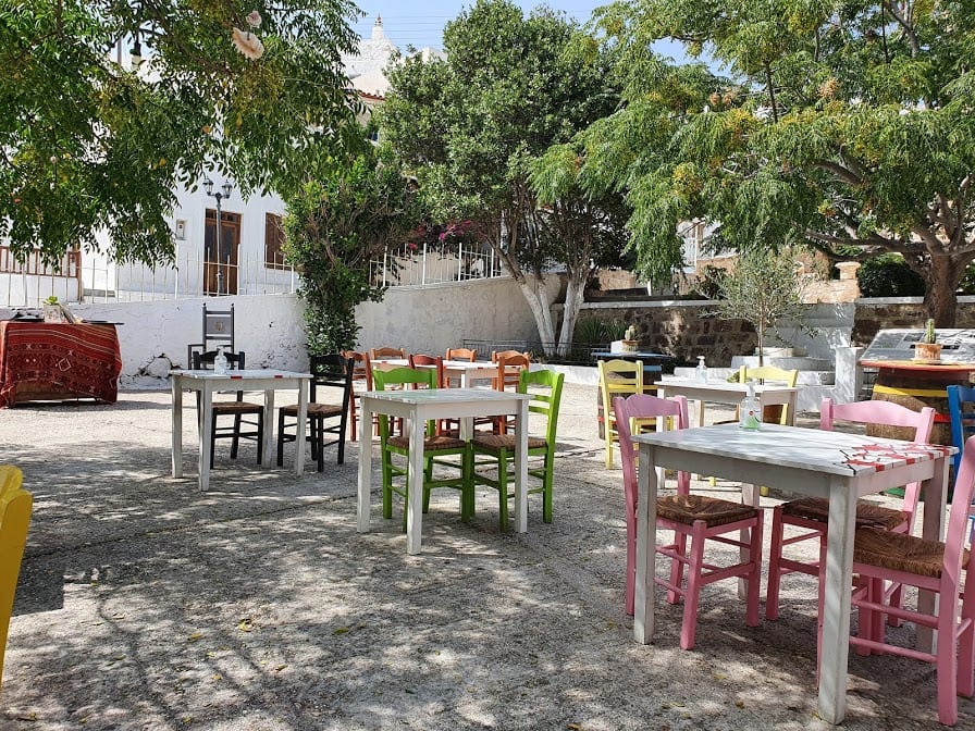 The outdoor seating area of Fatse in Plaka Milos