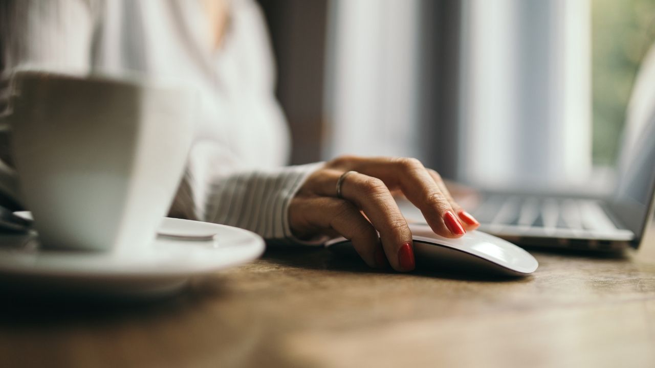 Becoming a virtual assistant is a good first step when looking for jobs as a digital nomads