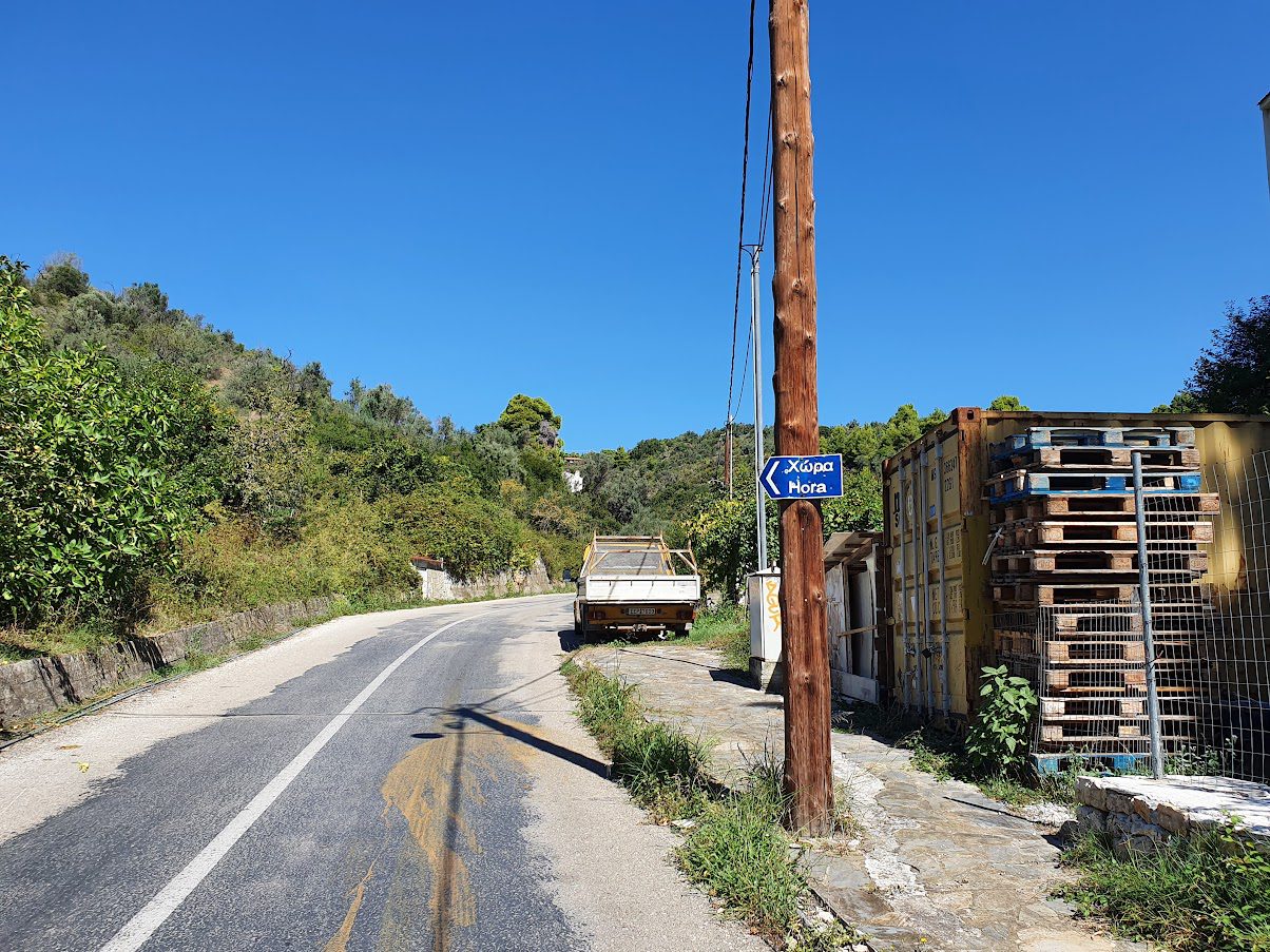 Blue sign pointing to Hora in Alonissos