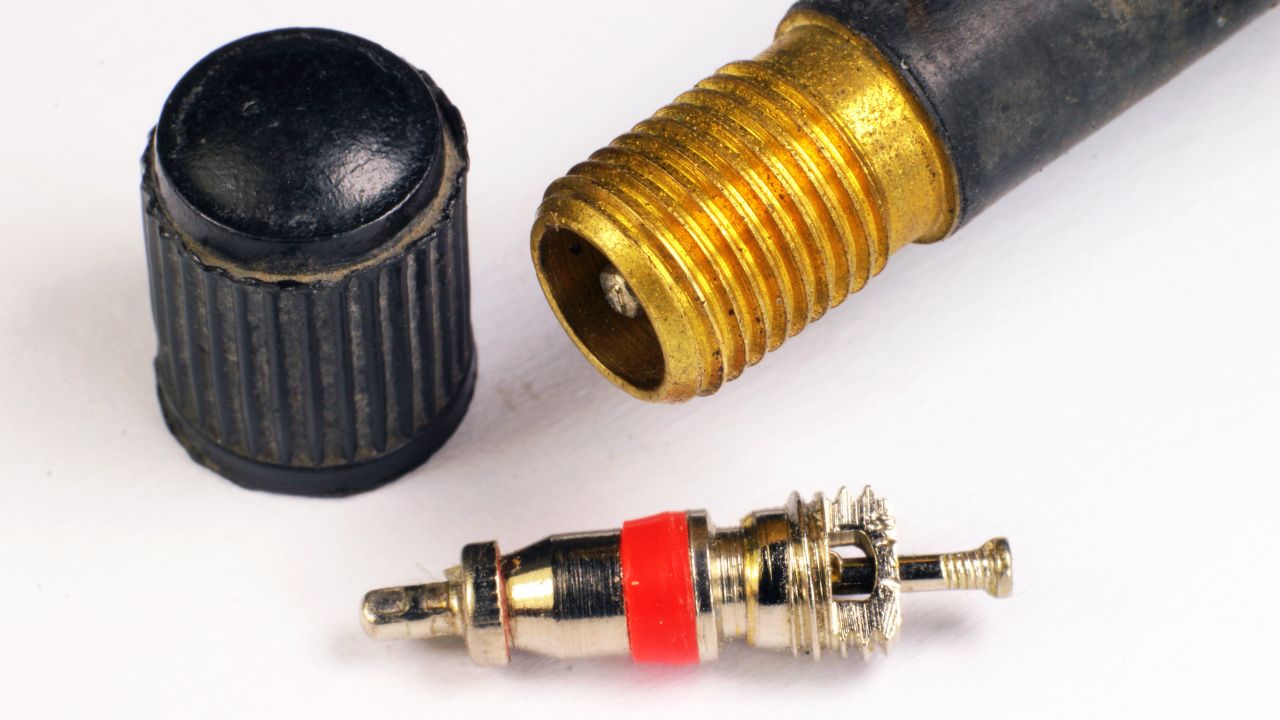 Fixing a Schrader valve core on a bicycle