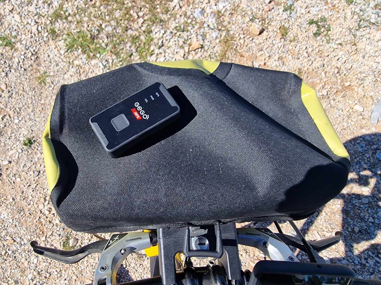 Using the GEGO luggage tracker when cycling